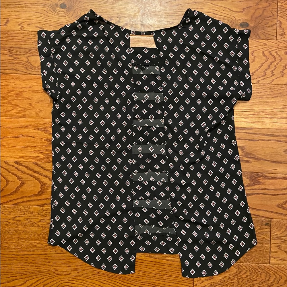 Diamond Patterned Ladder-back Blouse - Picture 3 of 6